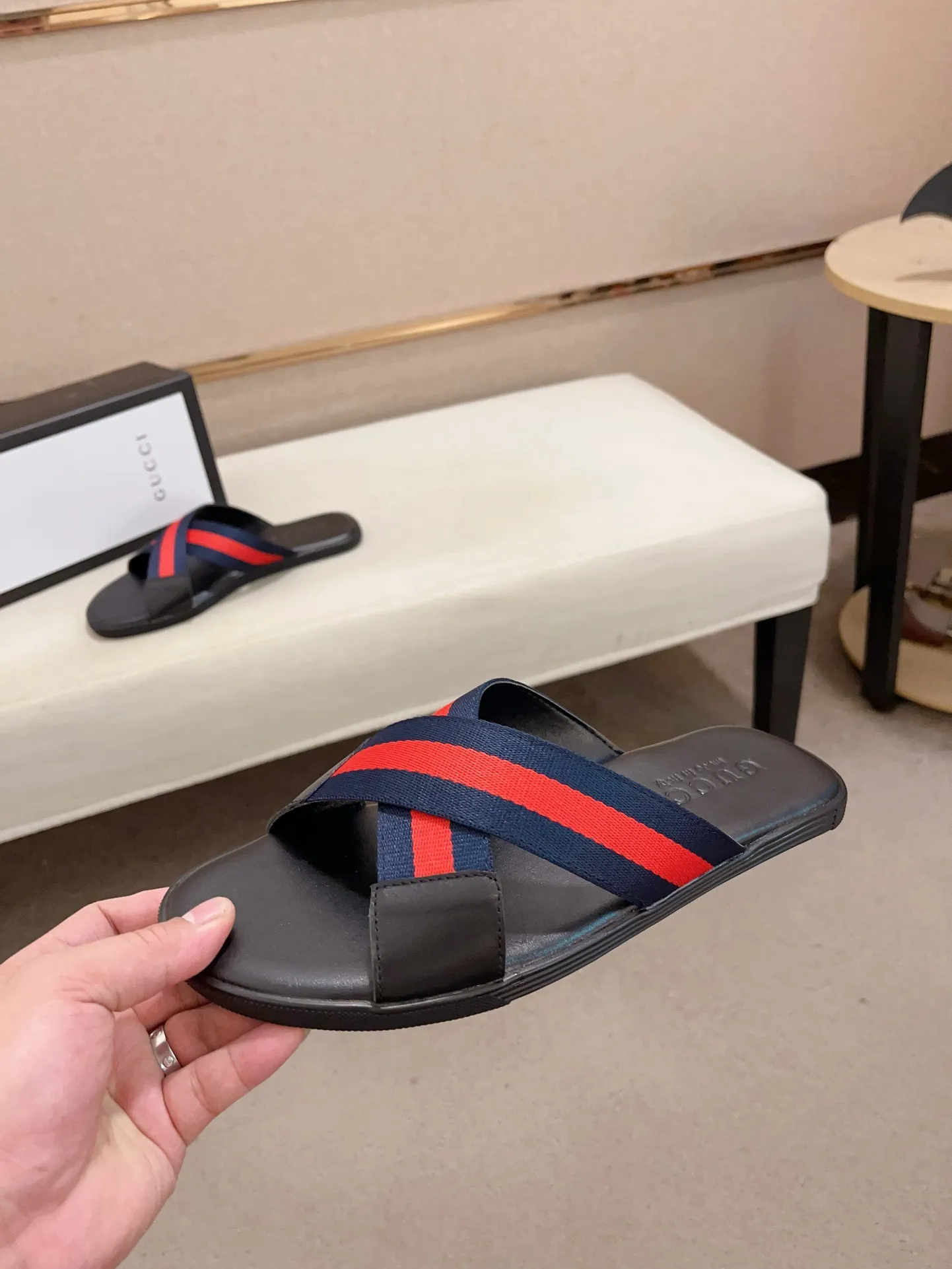 Men's shoes 💰: 240💰 [gucci Gucci slippers] High-end men's shoes brand official website 1:1 latest masterpiece: original mold customization, the fabric is made of imported original materials, upgraded outsole, lighter and non-slip. The market's top quality, simple yet tasteful, a must-have for fashionistas, fashionable at your feet, full of confidence, the same style at the counter 👍The season of summer slippers is here. Code: 38-45